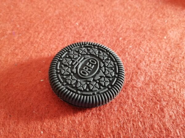 Galleta Oreo mordida y recompuesta - Imagen 2