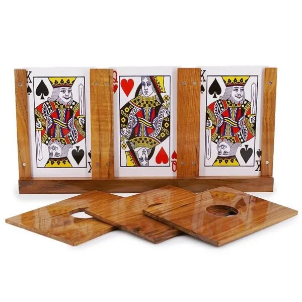 Hopping queen, de Uday // 3 card monte semi jumbo (Encuentra a la dama)