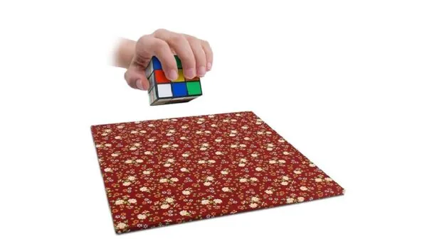 Cubo de rubik a cualquier cosa en bandeja