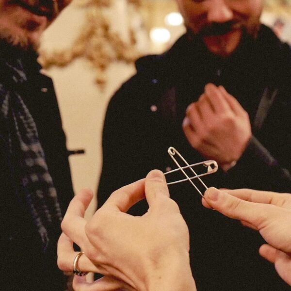 Imperdibles Non-Safety Pins de Juan Colàs