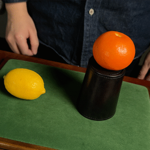 Chop Cup de Cuero por Bond Lee y MS Magic