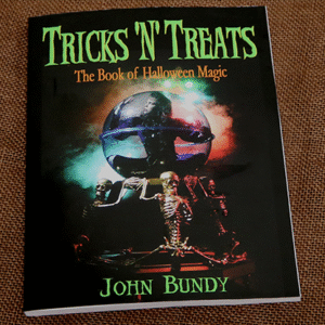 Libro Tricks 'N' Treats Halloween de John Bundy (Inglés)