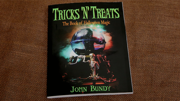 Libro Tricks 'N' Treats Halloween de John Bundy (Inglés)