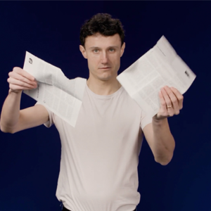 Don't Blink de Yvan Garmy y Vanishing INC. (Periódico roto y recompuesto)