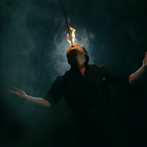 The Fire Act de Boss y Ochiu Magic (El acto de fuego)