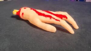 Mano falsa con sangre
