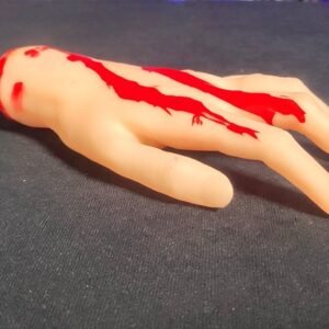 Mano falsa con sangre